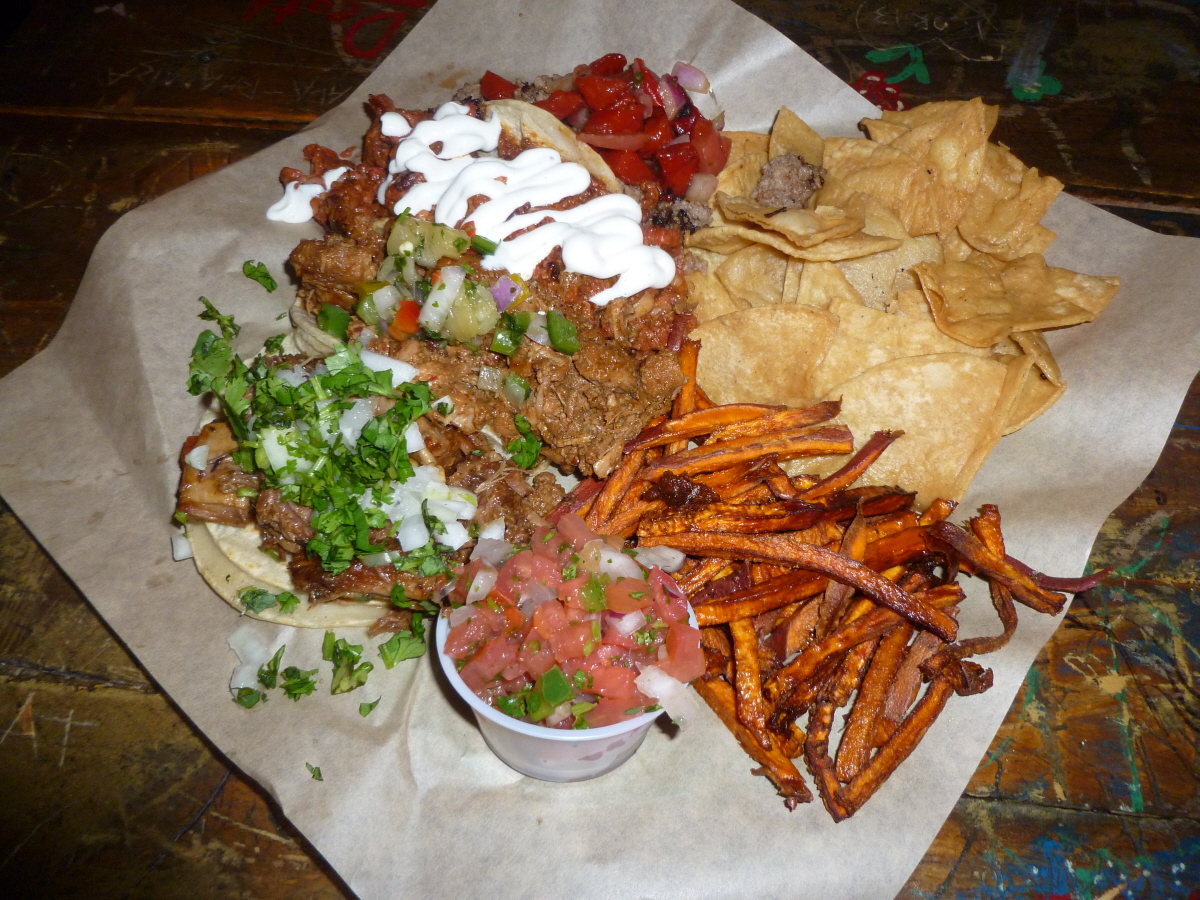 Platter of tacos at Yayo Tacos